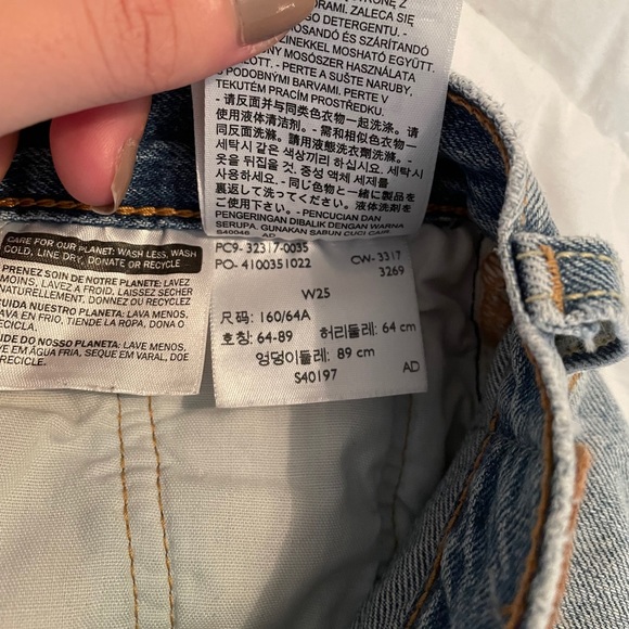 SOLD//Aritzia Levi’s 501 Shorts - Picture 3 of 5